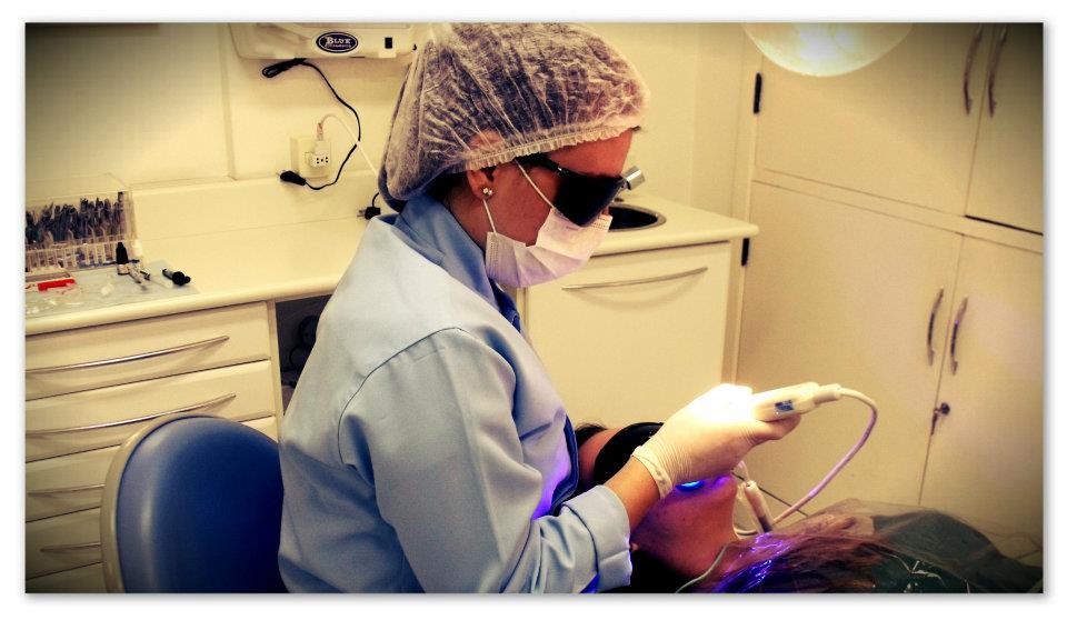 Clareamento a laser em atendimento